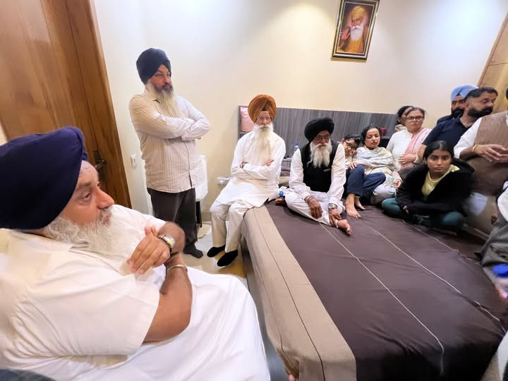 ਜਦ ਤੱਕ ਪੁਲਸ FIR ਦਰਜ ਨਹੀਂ ਕਰਦੀ ਮੈਂ ਇੱਥੇ ਹੀ..., ਗਗਨ ਰੰਧਾਵਾ ਘਰ ਪੁੱਜੇ ਸੁਖਬੀਰ ਬਾਦਲ ਦਾ ਵੱਡਾ ਐਲਾਨ